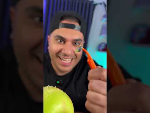 با تیغ ژیلت سیب میخوره! 😂😖