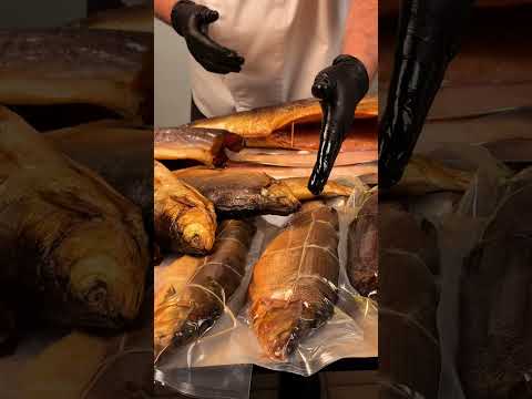 Выход из цеха. Все как обычно – самая свежая рыбка, самая вкусная и сочная.