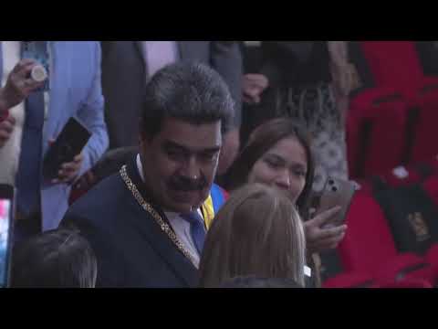 Renuncia poderoso ministro de petróleo de Venezuela por investigación sobre corrupción