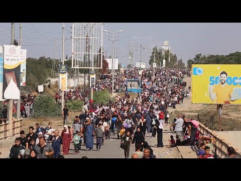 Hundreds continue to make their way to the relative safety of the southern Gaza Strip
