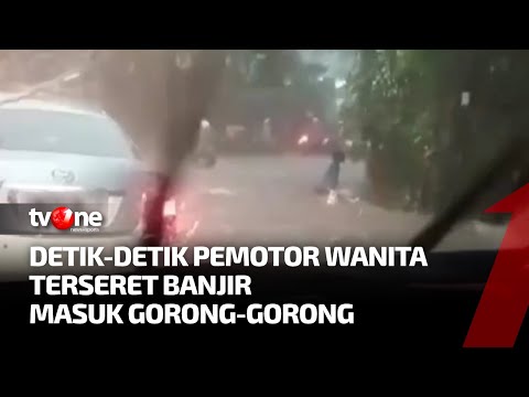 Detik Detik Pemotor Wanita Terseret Banjir Lalu Masuk Got Dan