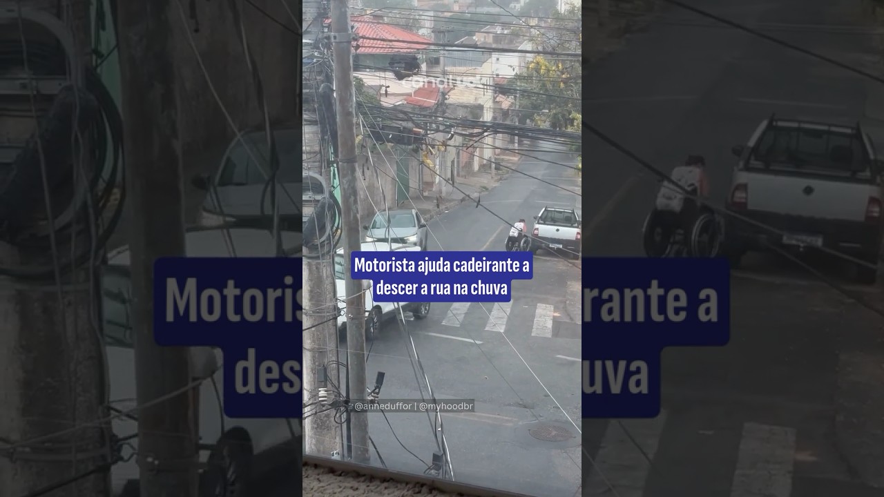 Motorista sai do carro em meio à chuva para ajudar cadeirante atravessar a rua