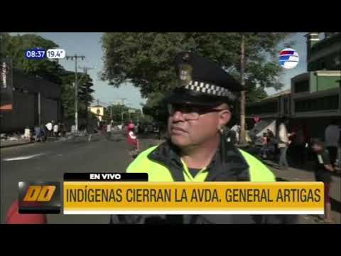 Indígenas cierran la avenida Artigas