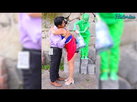 Niña εstαtųα llena de pintura a su mαdrαstrα para dεs3nmαscαrαrlα