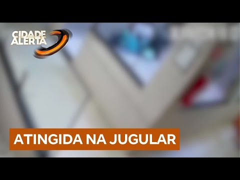 Dona de casa é atacada pelo marido dentro de casa; ela foi atingida na jugular