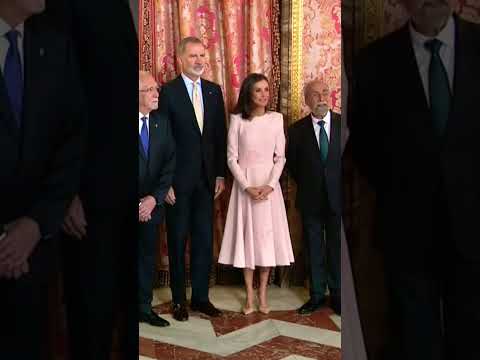 La reina Letizia recupera el romántico vestido rosa con el que visitó a Silvia de Suecia