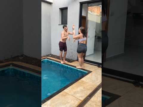 A PISCINA VIROU GELO 😂 #shorts