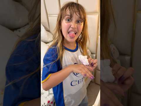 Clarinha uma bronca porque colocou as coisas do neném na boca ￼