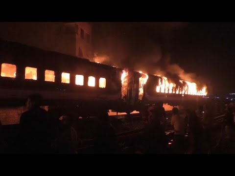 Ataque incendiario en tren de Bangladesh deja varios muertos