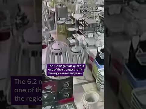 Moment people evacuate Turkey earthquake