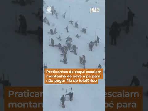 Praticantes de esqui escalam montanha a pé para não pegar fila de teleférico #Shorts #FalaBrasil