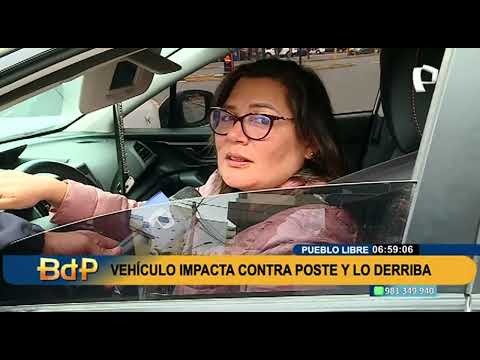 Pueblo Libre: auto choca contra un poste y lo derriba