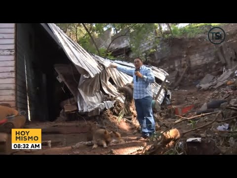 A causa de las lluvias muro colapsa dejando una casa y vehículos dañados en la colonia Monterrey