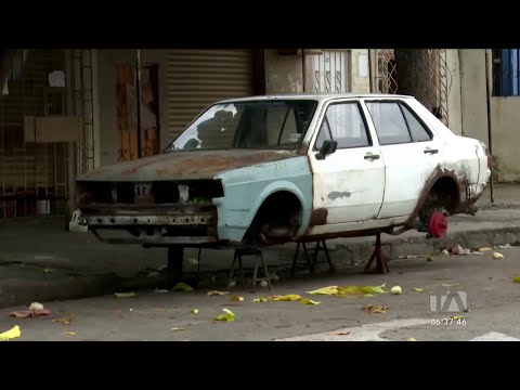 Carros abandonados en Guayaquil son basureros o dormitorios de indigentes
