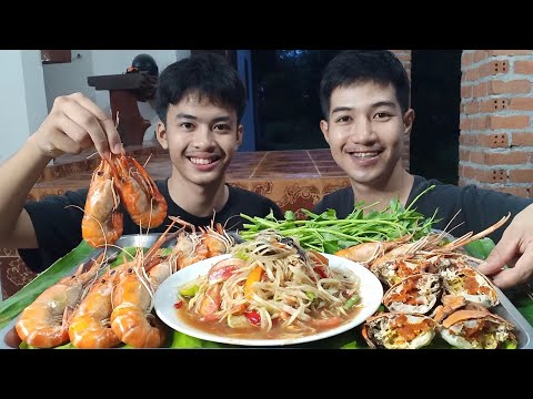 ปูไข่นึ่งกับกุ้งเผาตัวใหญ่ๆมา