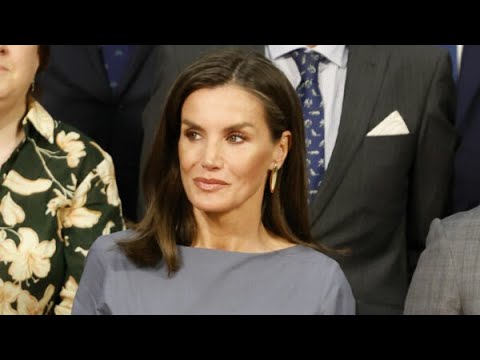 Letizia afronta el verano con vestido otoñal y sandalias brillantes