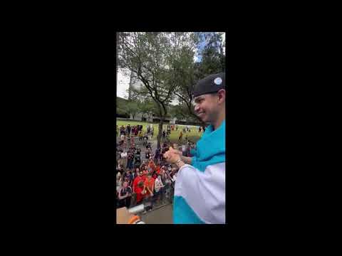 Mauricio Dubon saludando a hondureños en el desfile de campeones de los Astros de Houston