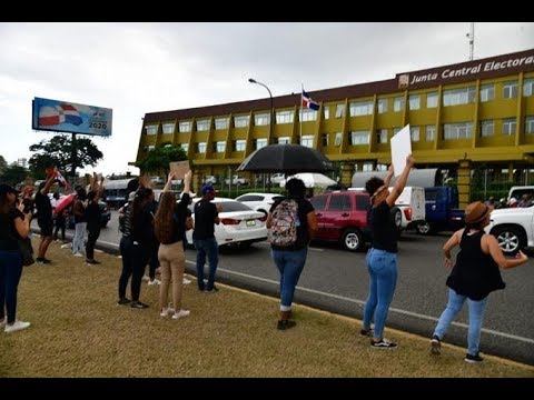 PROTESTAN FRENTE A LA JCE POR ANULACIÓN DE ELECCIONES