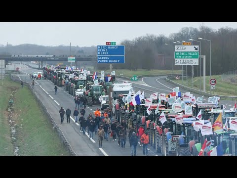 Les agriculteurs bloquent l'autoroute A4 aux portes de Paris | AFP Images