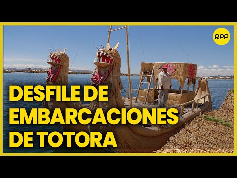 Desfile de embarcaciones de totora en las Islas de los Uros