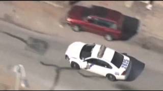 امريكية تهرب في سيارة شرطة بعد عملية سرقة – فيديو –