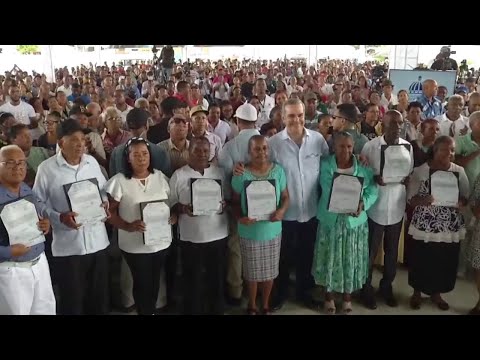 #PrimeraEmisión| Abinader entrega mil 60 títulos definitivos del proyecto Villa Central de Barahona