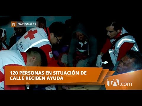 Habitantes en situación de calles son asistidos por voluntarios de la Cruz Roja
