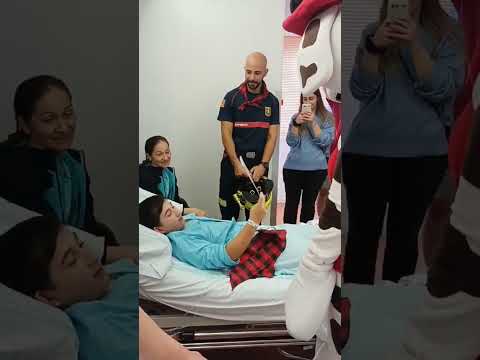 Los niños del Hospital Materno-Infantil reciben regalos de los Bomberos por las Fiestas del Pilar