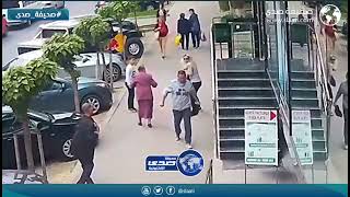 رجل يعتدي على سيدات دون سبب