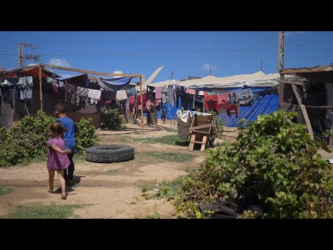 Displaced Palestinians in central Gaza face daily wait for food and queues for water