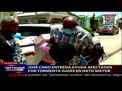 José Cano entrega ayuda afectado por tormenta Isaías en Hato Mayor