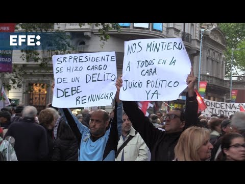 Cientos de uruguayos exigen todas las respuestas al Gobierno en protesta anticorrupción