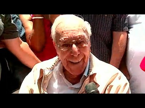 Luis Bedoya Reyes acudió a votar a semanas de cumplir 101 años de edad