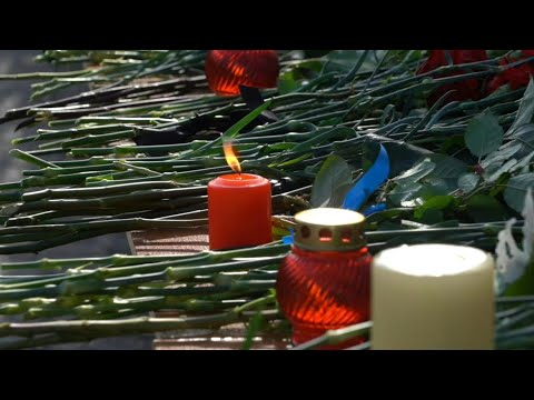 Russie: fleurs et recueillement à Perm après la fusillade qui a fait six morts | AFP Images