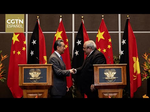 El canciller chino, Wang Yi, se reúne con su homólogo papú, Justin Tkatchenko