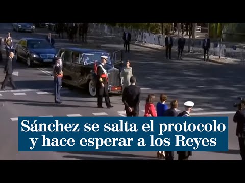 Pedro Sánchez se salta el protocolo y hace esperar a los Reyes dentro del coche