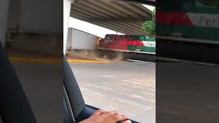 شاهد .. أغرب حادث تصادم بين شاحنة وقطار
