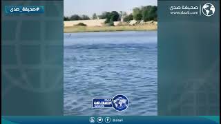 عراقي يقطع النهر دون مباله