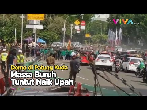 Demo di Patung Kuda, Massa Buruh Mencoba Terobos Kawat Berduri