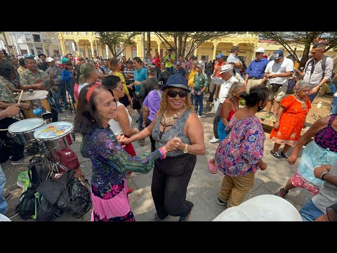 Bailarines Cocoteros Tuvieron La Dicha de Bailar en El Parque Libertad