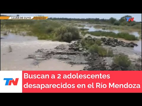 Buscan a dos jóvenes que fueron arrastrados por la corriente del río Mendoza