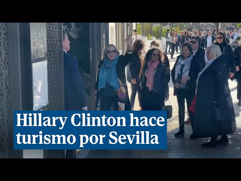 Hillary Clinton hace turismo por Sevilla y come en un exclusivo restaurante