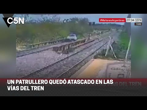 Un PATRULLERO quedó ATASCADO en las VÍAS DEL TREN