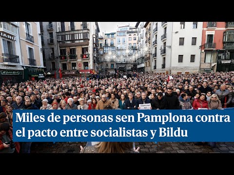 Miles de personas se manifiestan en Pamplona contra el pacto entre los socialistas y Bildu