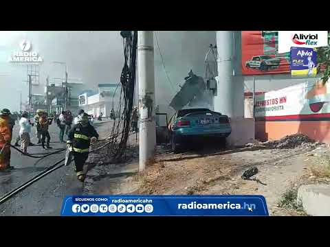 Bomberos intentando controlar incendio en negocio de repuestos en Camosa