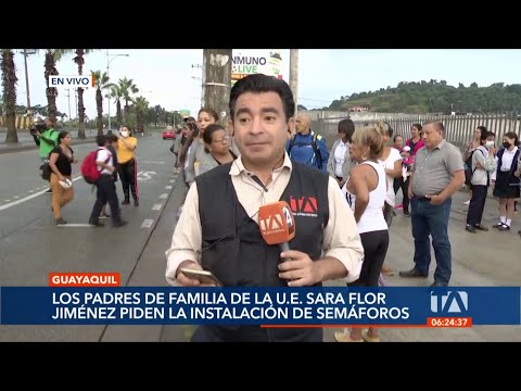 Padres de familia de una escuela de Guayaquil piden que se instalen semáforos para evitar accidentes