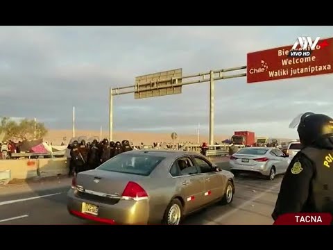 Tacna: Policía Nacional libera vía fronteriza que había sido bloqueada por inmigrantes