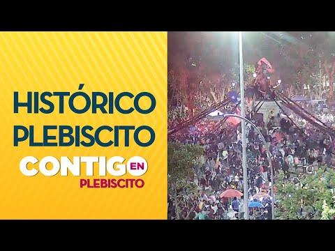 GANA EL APRUEBO: Así celebran manifestantes en Plaza Baquedano - Contigo en Plebiscito 2020