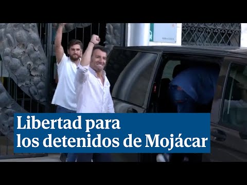 Aplausos y puños en alto tras quedar en libertad los detenidos por el fraude del voto en Mojácar