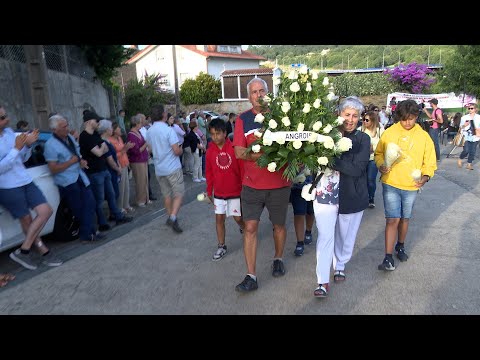 Música, flores, aplausos y reivindicaciones en el 10 aniversario del accidente del Alvia en Ang